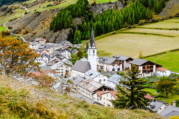 Ardez, Dorf, Kirche, Kirchturm, Unterengadin, Ruine, Felsen, Alpen, Graubünden, Wanderweg, Herbst,...