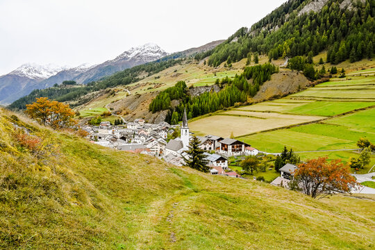 Ardez, Dorf, Kirche, Kirchturm, Unterengadin, Ruine, Felsen, Alpen, Graub&uuml;nden, Wanderweg, Herbst, Herbstfarben, Schweiz