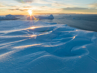 grandes icebergs flotando desde punto de vista aereo
