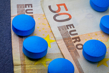 Herbal drug set of blue pill on 50 euro banknote macro - 544816128