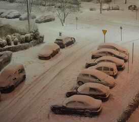 Zima. zasypane śniegiem auta © Hanna