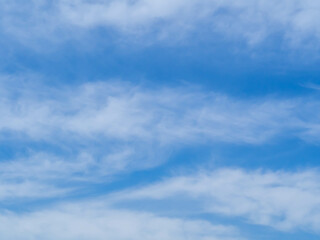 薄い雲が浮かぶ秋の澄んだ空