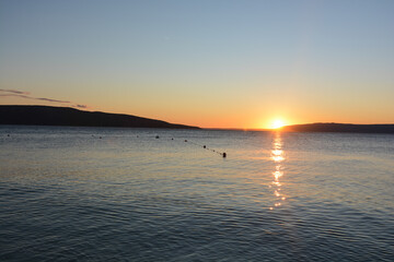 tramonto dalla spiaggia di kovacine isola di cres in croazia