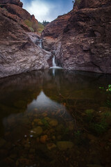Cascada fluyendo en la isla de Gran Canaria
