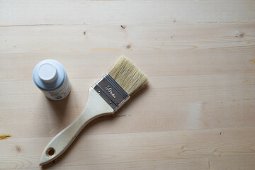 木材にペンキを塗る