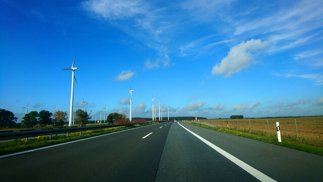 Autobahn mit Windrädern