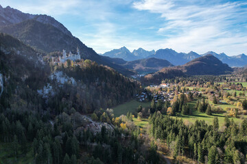 朝日を浴びるノイシュバンシュタイン城（ドローン空撮）