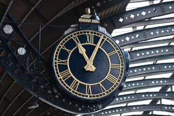 ヨーク駅のホームの大時計