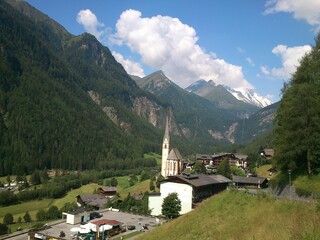 Fototapeta na wymiar Heiligenblut , localidad de Austria, en plena zona alpina.