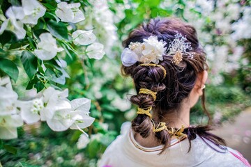 振袖に合わせたヘアアレンジをした女性の後ろ姿