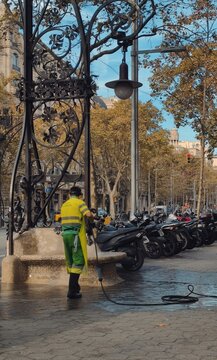 Oto&ntilde;o en Barcelona con gente trabajando