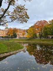Fototapeta na wymiar city park, autumn pond in the park