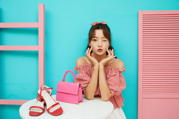 若い女性のカラフルなポートレート