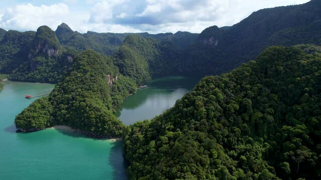 Rotating shot of the tropical waters of Dayang Bunting Lake, Malaysia