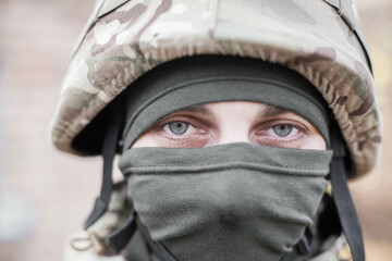 A military man from Ukraine, in uniform on the street with a weapon