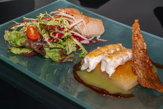 Papada de cerdo confitada y crujiente de cigalas