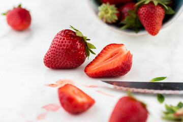 Fragole su marmo bianco