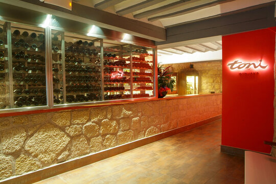 Bedega del restaurante Casa Toni en San Vicente de la Sonsierra, La Rioja, Espa&ntilde;a