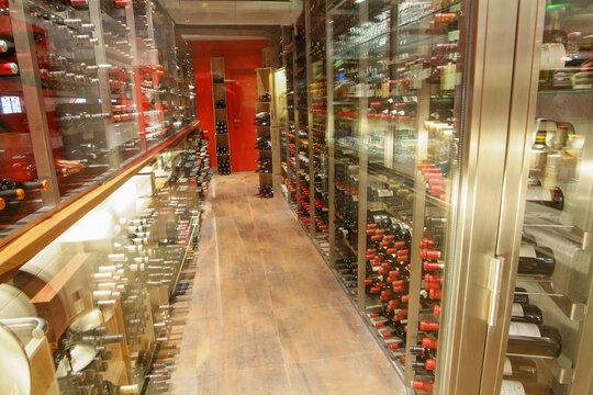 Bedega del restaurante Casa Toni en San Vicente de la Sonsierra, La Rioja, Espa&ntilde;a