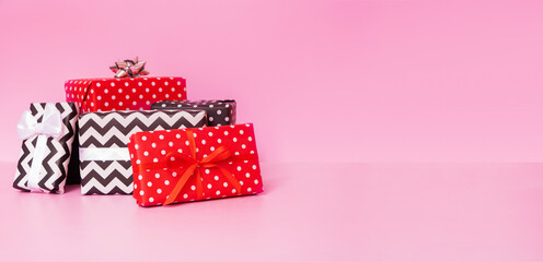 Obraz premium Merry Christmas, New year and sale event concept. Gift boxes with ribbon bow on pink background