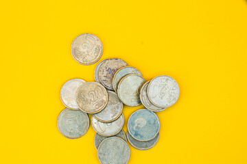 Céntimos sobre fondo amarillo EUROS