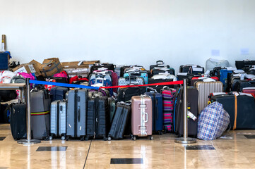 Unzustellbare Koffer lagern in dem Terminal eines Flughafens