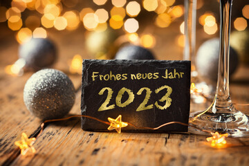 Frohes Neues Jahr 2023 - Grußkarte - Schwarze Schiefertafel mit goldener Schrift, deutscher Text....