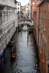 Fototapeta na wymiar Gondeln auf einem schmalen Kanal in Venedig