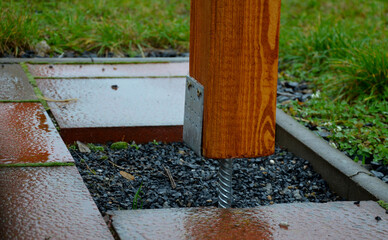 fixing the pergola beam to the steel base. the u-shaped foot, finished with a concrete wire, goes...