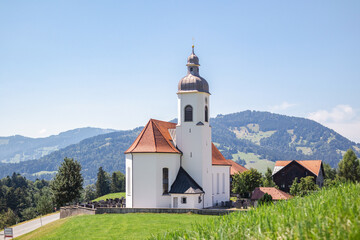 Fototapeta na wymiar Pfarrkirche in Langenegg im Bregenzerwald / Vorarlberg / Österreich