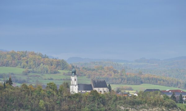 Emmersdorf an der Donau im Herbstnebel