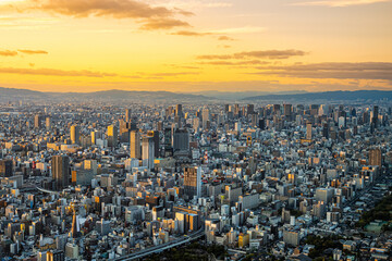 あべのハルカス展望台からの夕陽に照らされる梅田の風景　【大阪夜景】