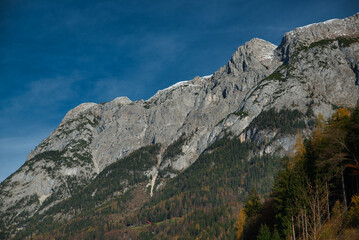 das tennengebirge mit eisriesenwelt Seilbahnstation von werfen Pongau Salzburg Österreich gesehen im Herbst unter blau Himmel mit wolken - obrazy, fototapety, plakaty