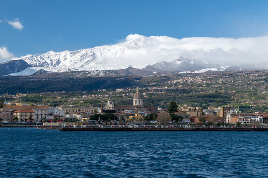 Veduta di Giarre con il vulcano Etna alle spalle, Sicilia