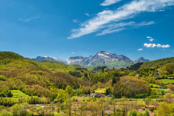 Obraz premium Veduta sulle valli e le alpi Apuane in Garfagnana, Toscana