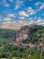Fototapeta na wymiar La cité médiévale de Rocamadour (Lot) en région Occitanie campée sur une falaise abrupte, domine la vallée de l'Alzou