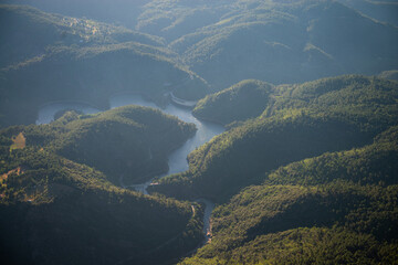 Paysage de montage en vue aérienne rivière et contre jour
