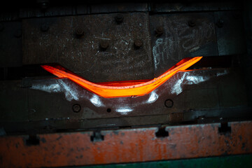 Métal en fusion, métallurgie avec trempage dans l’huile 