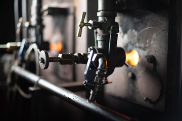 Métal en fusion, métallurgie avec trempage dans l’huile 