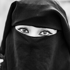 femme voilée en noir et blanc hijab niqab