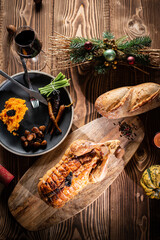 Repas de fête au poulet et chapon de noël