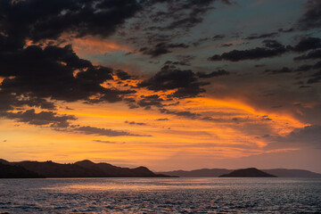 Obraz premium Couché de soleil indonesie île komodo