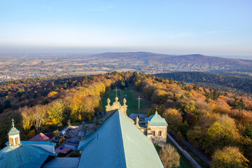 Panorama Gór Świętokrzyskich jesienią rozpościerająca się z wieży widokowej bazyliki Świętego Krzyża © Monika