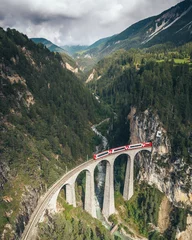 Papier Peint photo Viaduc de Landwasser Train rouge passant sur le viaduc de Landwasser, Suisse. Hautes montagnes avec train sur pont en dessous