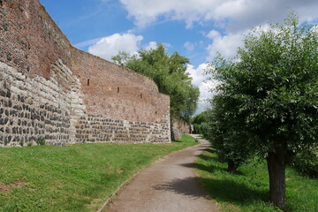 Fototapeta na wymiar An der Stadtmauer Festungsstadt Zons bei Dormagen