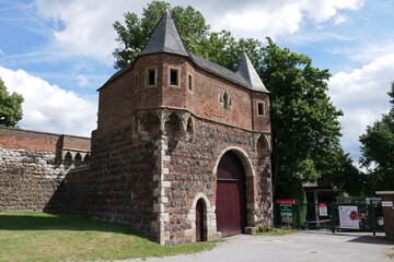 Fototapeta na wymiar Mittelalterliches Stadttor in der Stadt Zons
