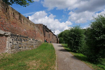 Fototapeta na wymiar Stadtmauer Stadt Zons