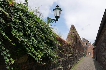 Stadtmauer mit Laterne in der Festungsstadt Zons