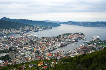Fototapeta na wymiar Ausblick von der Panorama-Plattform auf dem Hausberg Floyen in Bergen | Norwegen