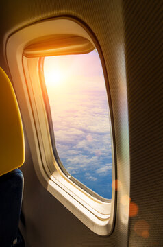 Soleil couchant &agrave; travers le hublot d'un avion.